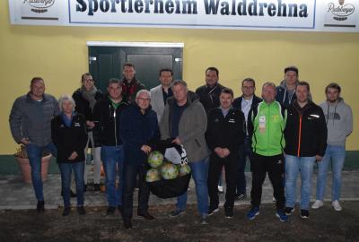 Ein Dankeschön an die Gastgeber: FLB-Präsdent Jens Kaden überreicht einen Ballsack an den Vorsitzenden des SV Walddrehna.