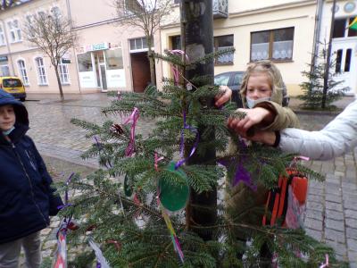 Weihnachtliche Innenstadt – Kinder schmücken die Bahnstraße