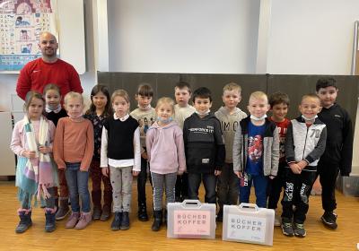 Die Schülerinnen und Schüler der Klasse 1b der Grundschule Taläcker Künzelsau freuen sich über die Bücherkoffer.