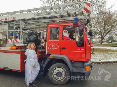 Mit dem Bronto Skylift starteten der Nikolaus und seine Helfer am Morgen in Steffenshagen in der Kita Hummelburg die Tour. Foto: Franziska Liebing