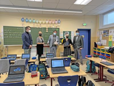Foto zur Meldung: 117 neue Laptops an Basdorfer Grundschule übergeben