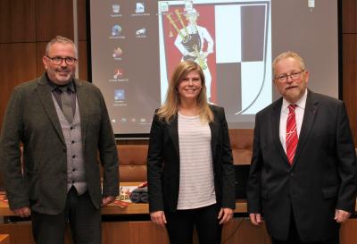 Bild von links: Erster Bürgermeister Stefan Busch, SPD-Kreisverbands-Co-Vorsitzende Jennifer Bernreuther und Altbürgermeister Klaus Adelt