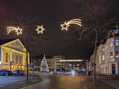Blick auf das weihnachtlich beleuchtete Kultur- und Festspielhaus und die Bahnstraße I Foto: Michael Eichstädt