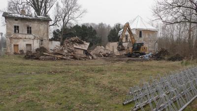 Foto zur Meldung: Mittelteil der Orangerie im Schlosspark wird abgerissen