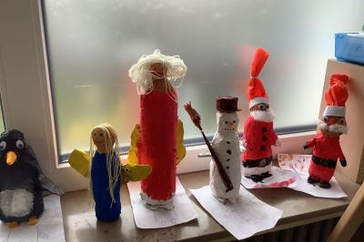 Foto zur Meldung: Klasse 4d: Schneemänner, Engel, Pinguine und zwei Weihnachtsmänner