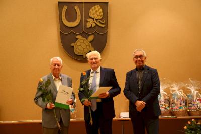 Heinz Köbke (links) und Professor Eckhard Menzel erhielten den Dank für ihre Publikation zur 300-jährigen Schulgeschichte Hönows von Ortsvorsteher Christian Klahr (rechts).