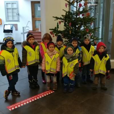 Kita Farbenspiel Großenlüder - Kindergartenkinder schmücken Weihnachtsbaum der Raiffeisenbank Großenlüder