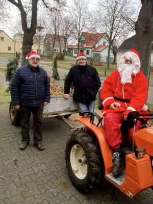 Weihnachtsmann besucht die Grebser Senior*innen (Bild vergrößern)