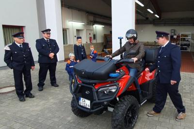 Foto zur Meldung: Feuerwehr zeigt sich begeistert von neuem Einsatzfahrzeug