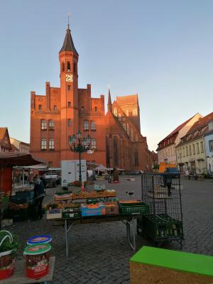 Stadt Perleberg | Der Wochenmarkt auf dem Marktplatz im Herzen der Stadt.