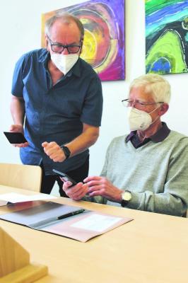 Foto zur Meldung: IT-Lotsen des Generationentreff Lebenswert geben Senioren Smartphone-Kurse