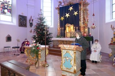Foto zur Meldung: Pfarrei gratulierte Pater Emmanuel zu seinem Geburtstag und dankte für die feierlichen Gottesdienste für den erkrankten Pfarrer Drexler am 4. Adventssonntag 19.12.2021