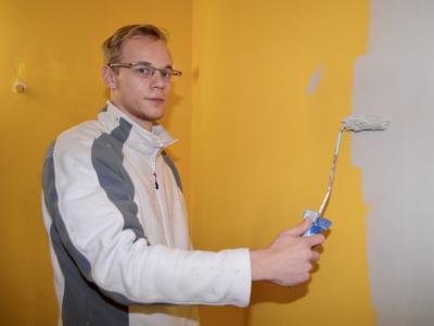 Ivo Wähner streicht eine Wand. Der 24-Jährige ist gerne Handwerker. Foto: Andreas Staindl