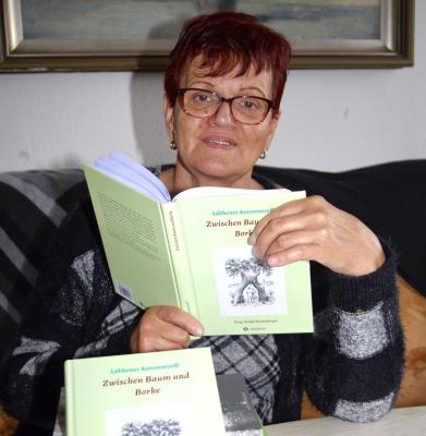 Ilona Noack hält ein Exemplar des neuen Buchs „Zwischen Baum und Borke“ in der Hand. Foto: Andreas Staindl