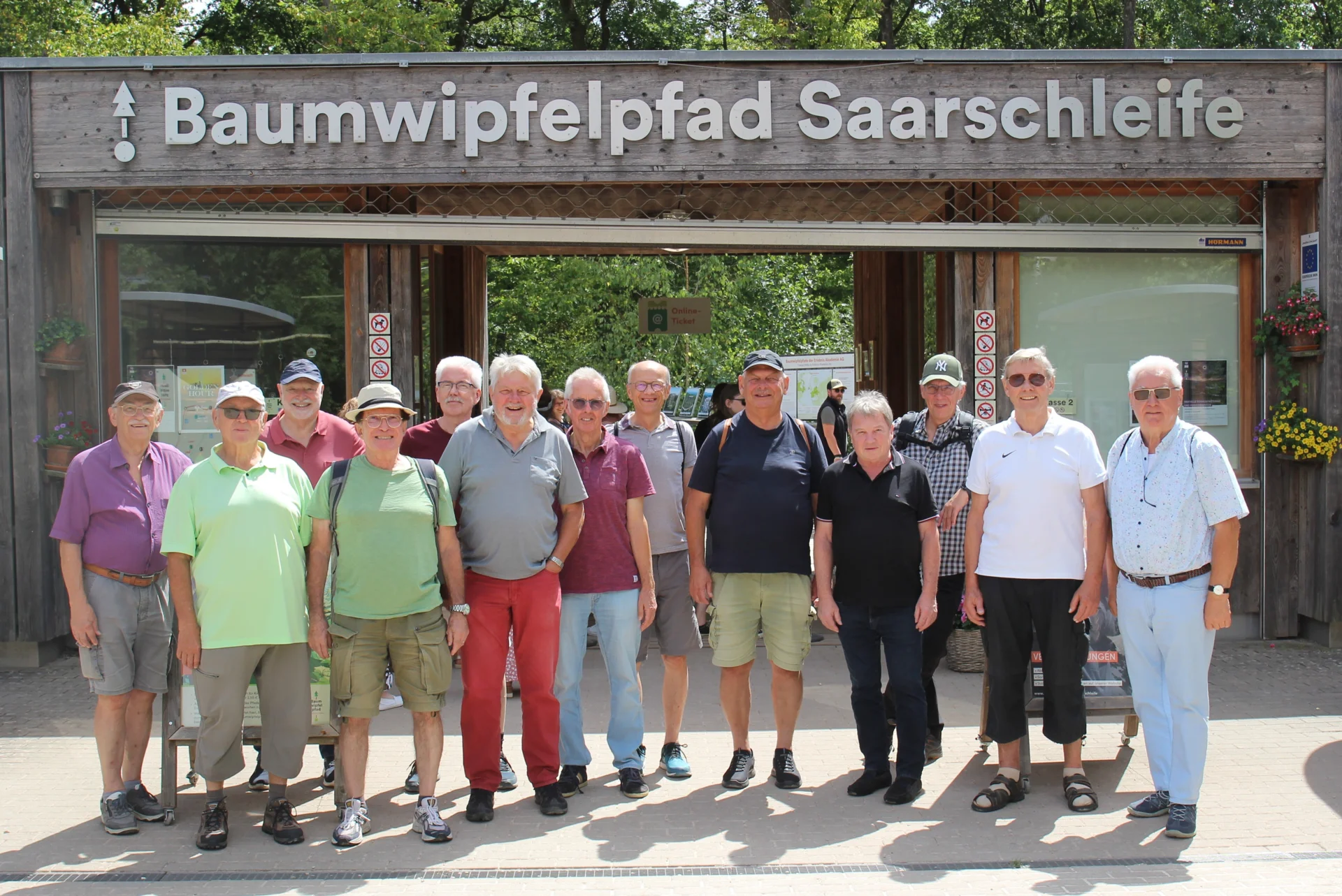 Die Teilnehmer der TSV-Männer-Gymnastik-Gruppe am Eingang zum „Baumwipfelpfad Saarschleife“