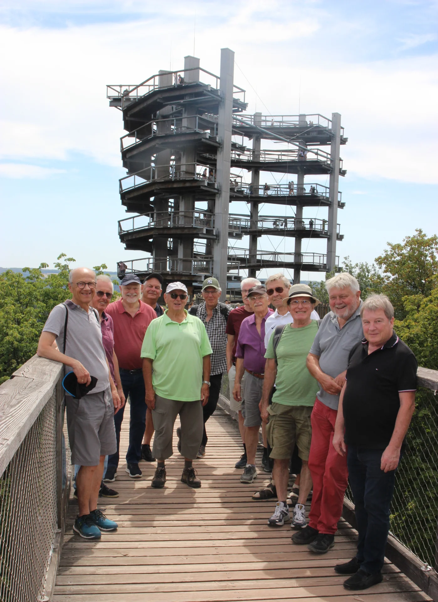 Die Teilnehmer der TSV-Männer-Gymnastik-Gruppe auf dem „Baumwipfelpfad Saarschleife“