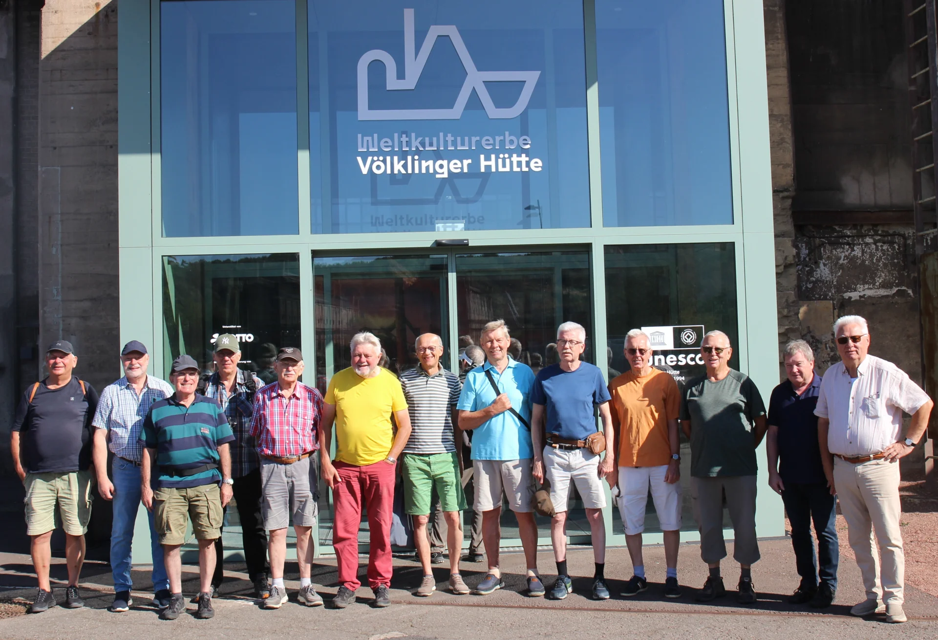 Die Teilnehmer der TSV-Männer-Gymnastik-Gruppe am Eingang der Völklinger Hütte