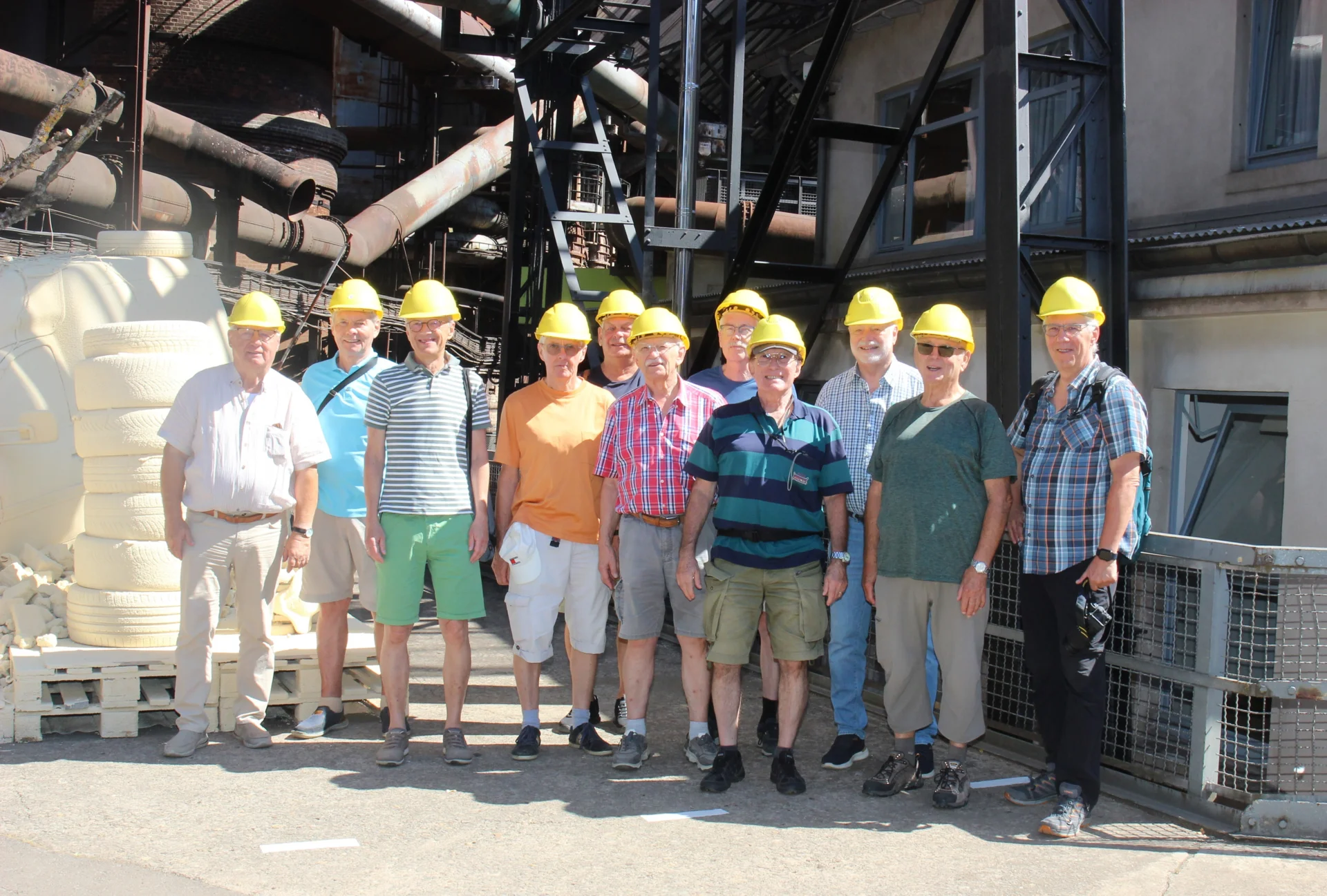 Die Teilnehmer der TSV-Männer-Gymnastik-Gruppe auf der Höhe der Stahlöfen der Völklinger Hütte
