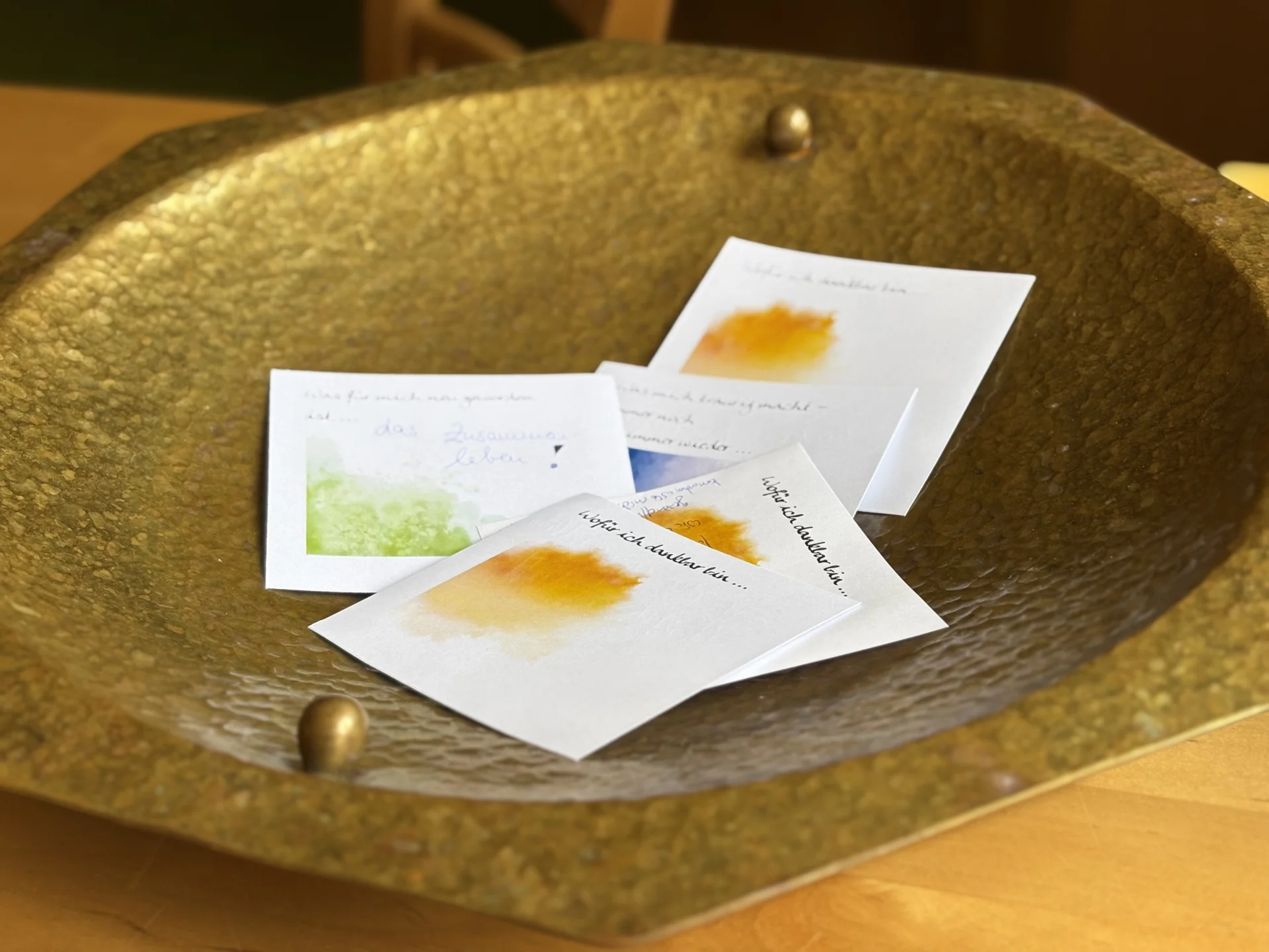 Schale mit Zetteln zum Flut-Gedenken