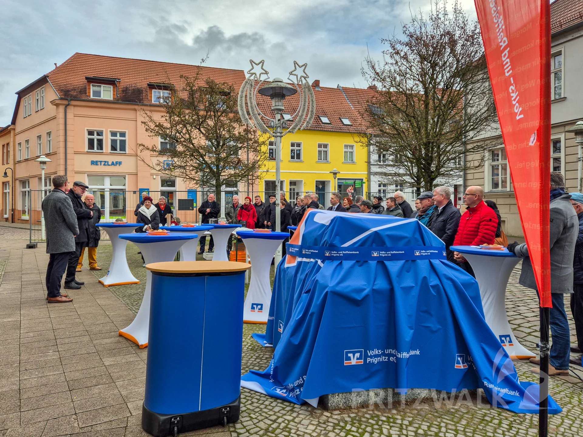 Ingo Schlender (links) bei der Ansprache zur Enthüllung der Skulptur. Foto: Stadt Pritzwalk