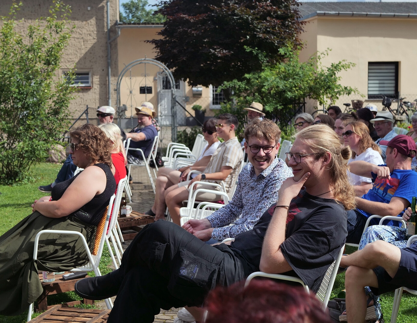 Autor Felix J. Mohr (vorn 2. v. l.) hatte Spaß bei der Premiere seines Stücks "Zur dicken Wachtel" im Garten von Marco Bongé in Luckau. Foto: Ingrid Hoberg