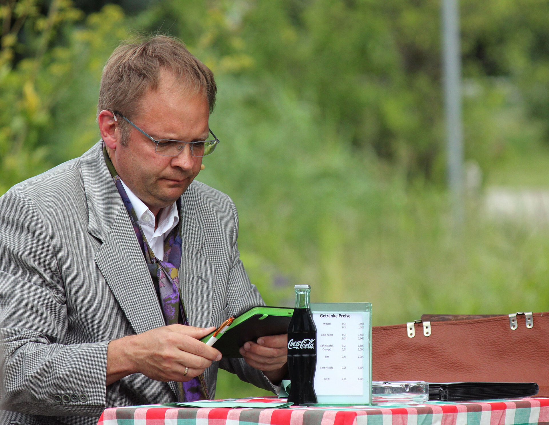 Vereinsvorsitzender Marco Bongé ist auch Darsteller - hier im Stück "Zur dicken Wachtel" im Gartentheater. Foto: Ingrid Hoberg