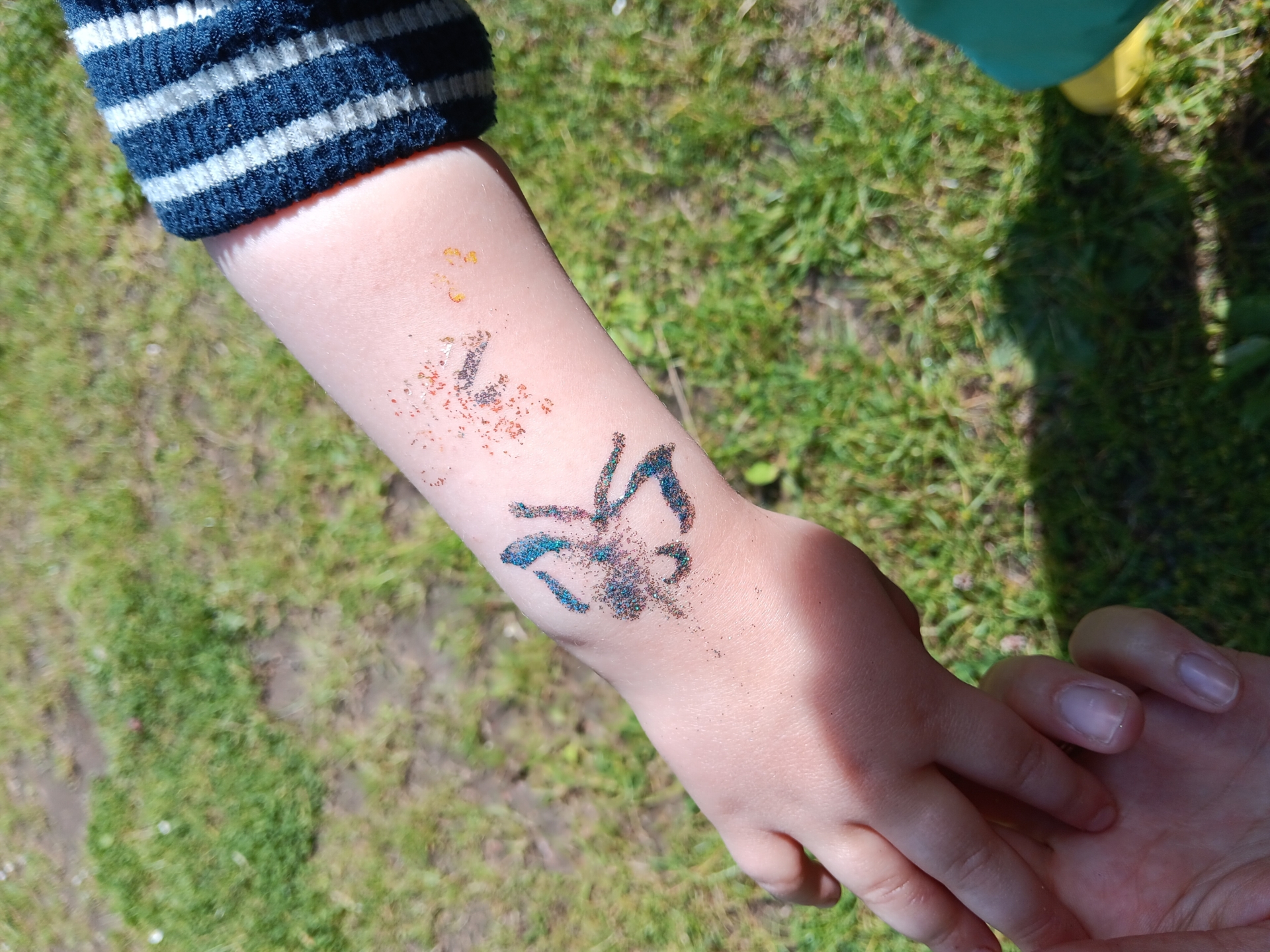 elternfest-tattoo-haende
