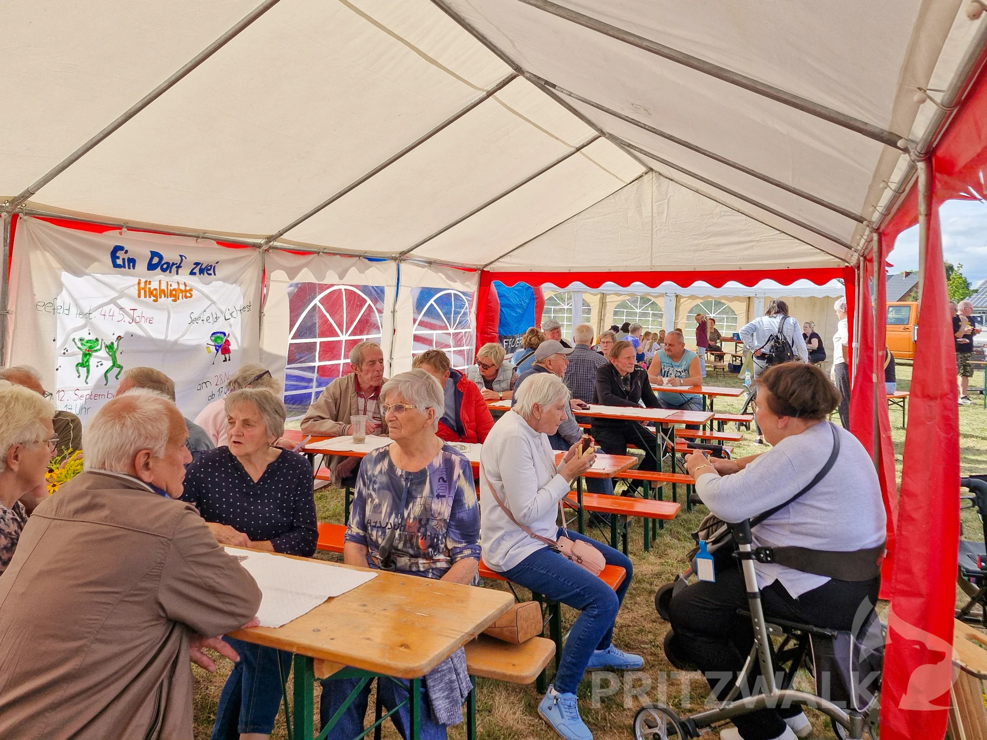 Im Festzelt ließ es sich gut sitzen und plaudern. Foto: Stadt Pritzwalk
