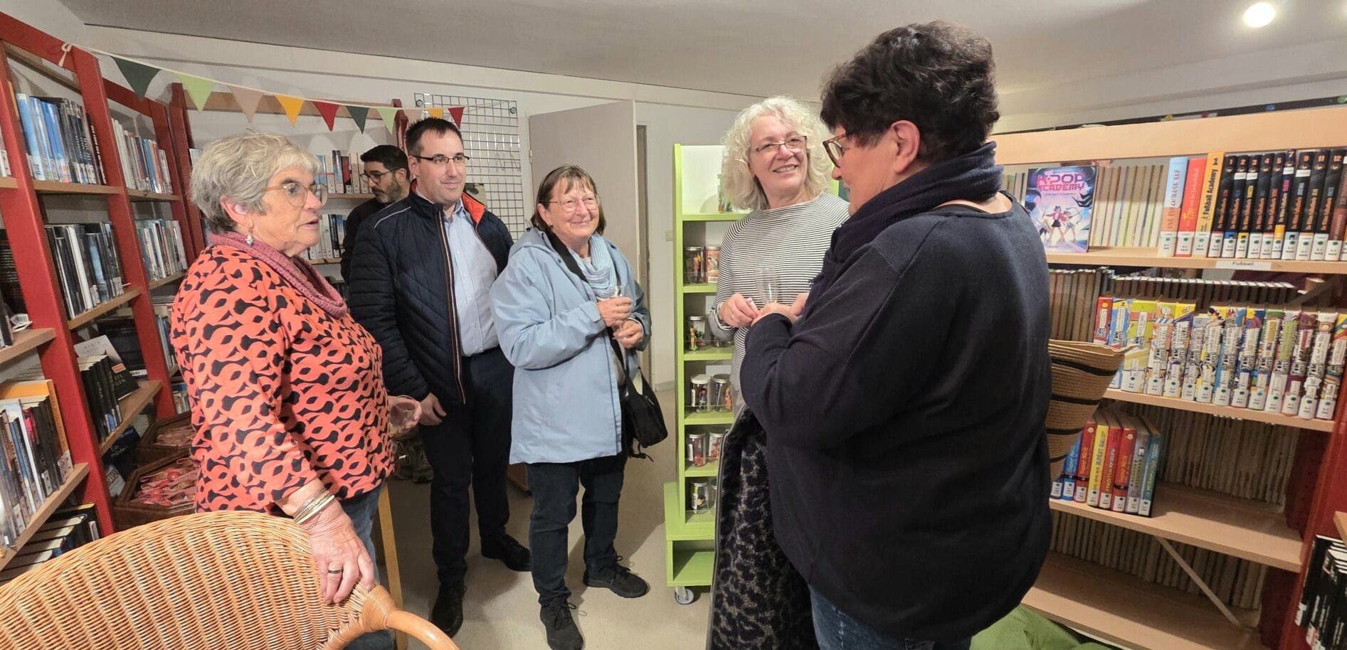Talk zwischen den Regalen