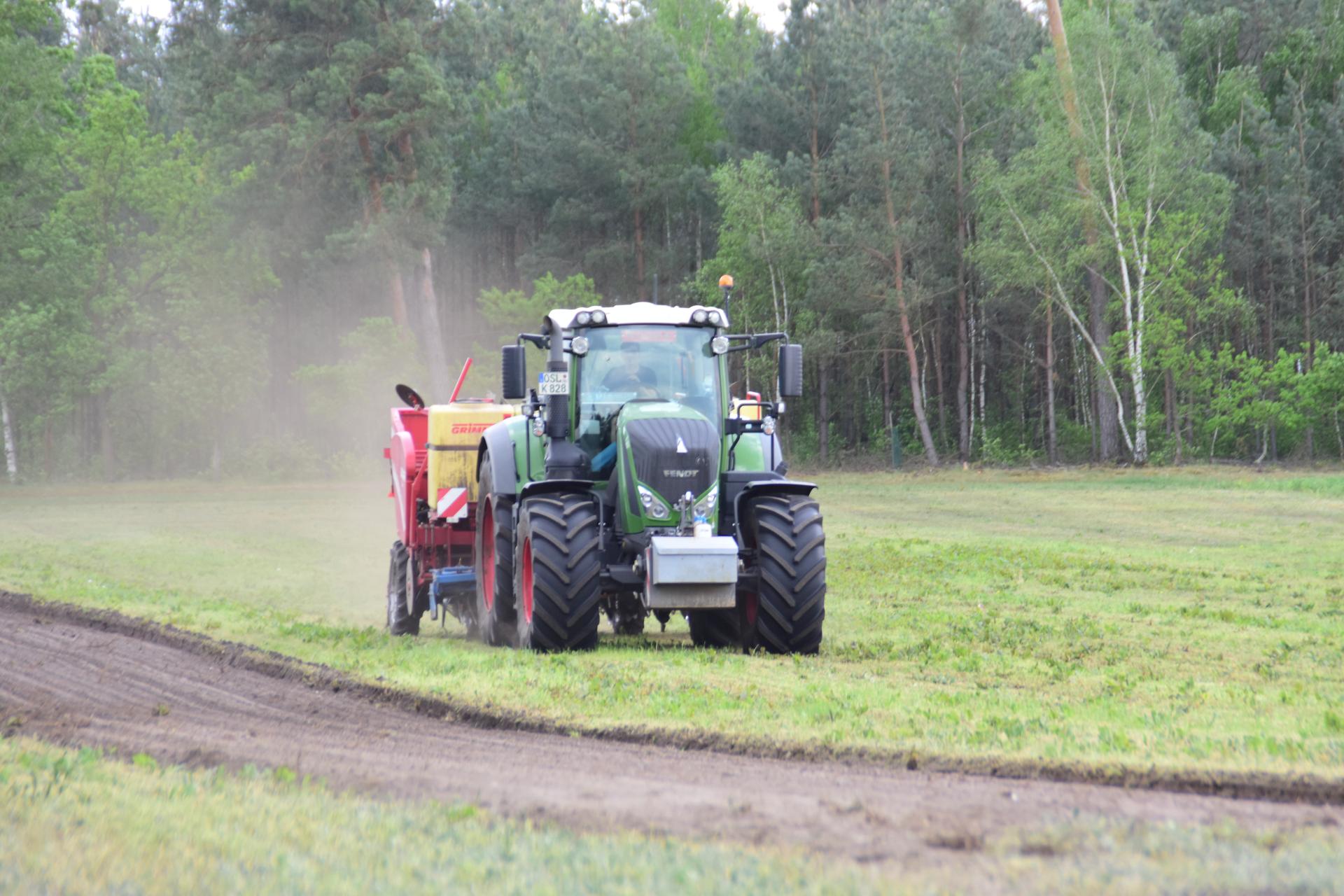 Landwirtschaftsbetrieb Jens Kullick mit Traktor und maschineller Kartoffellegemaschine (Foto: OSL / Nora Bielitz)