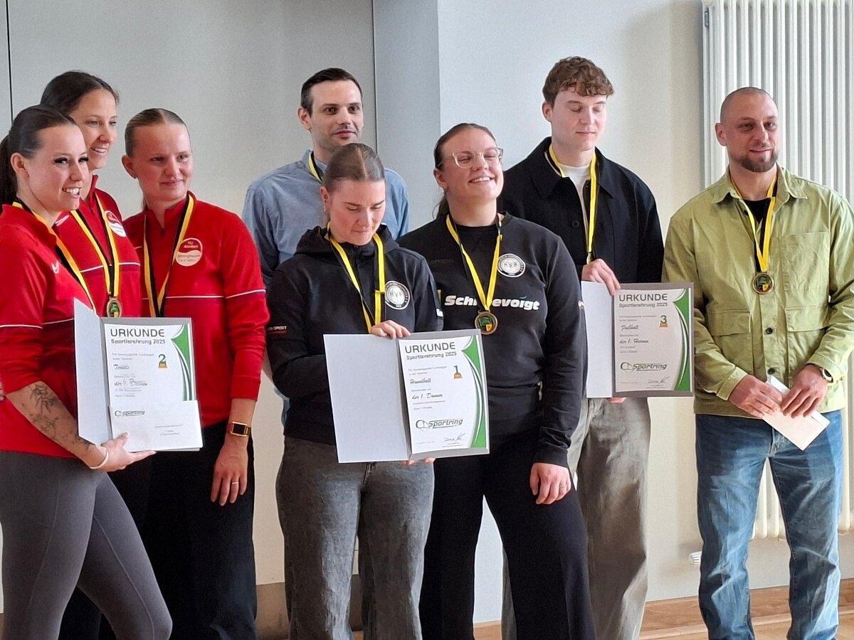 Platz 3 TSV K -  1. Handballdamen vor Tennis Rot-Weiß