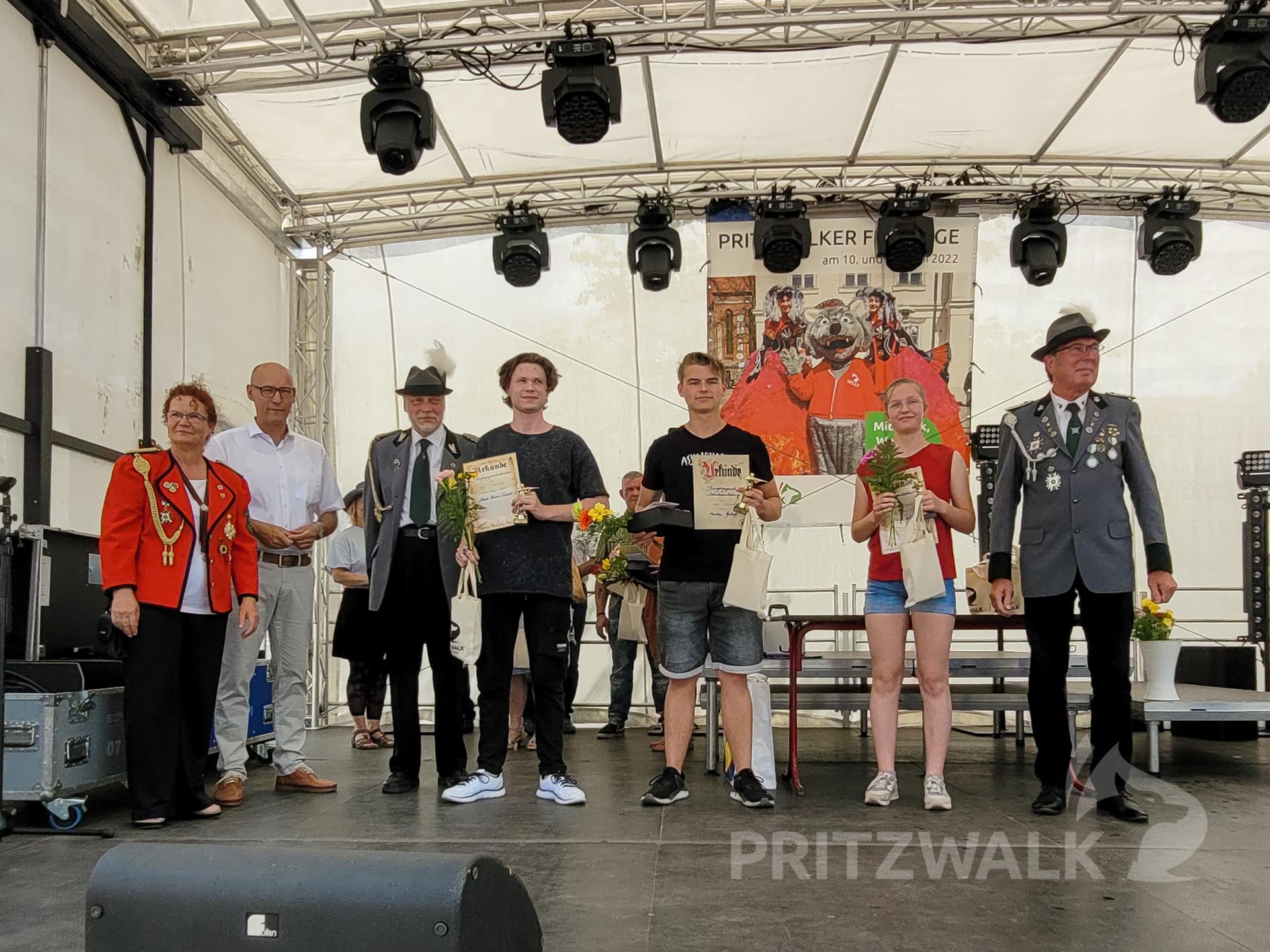 Marten Gerloff ist Bürgerjugendschützenkönig 2022, Mark Tratzki ist Zweiter, Daniel Frahm Dritter. Foto: Beate Vogel