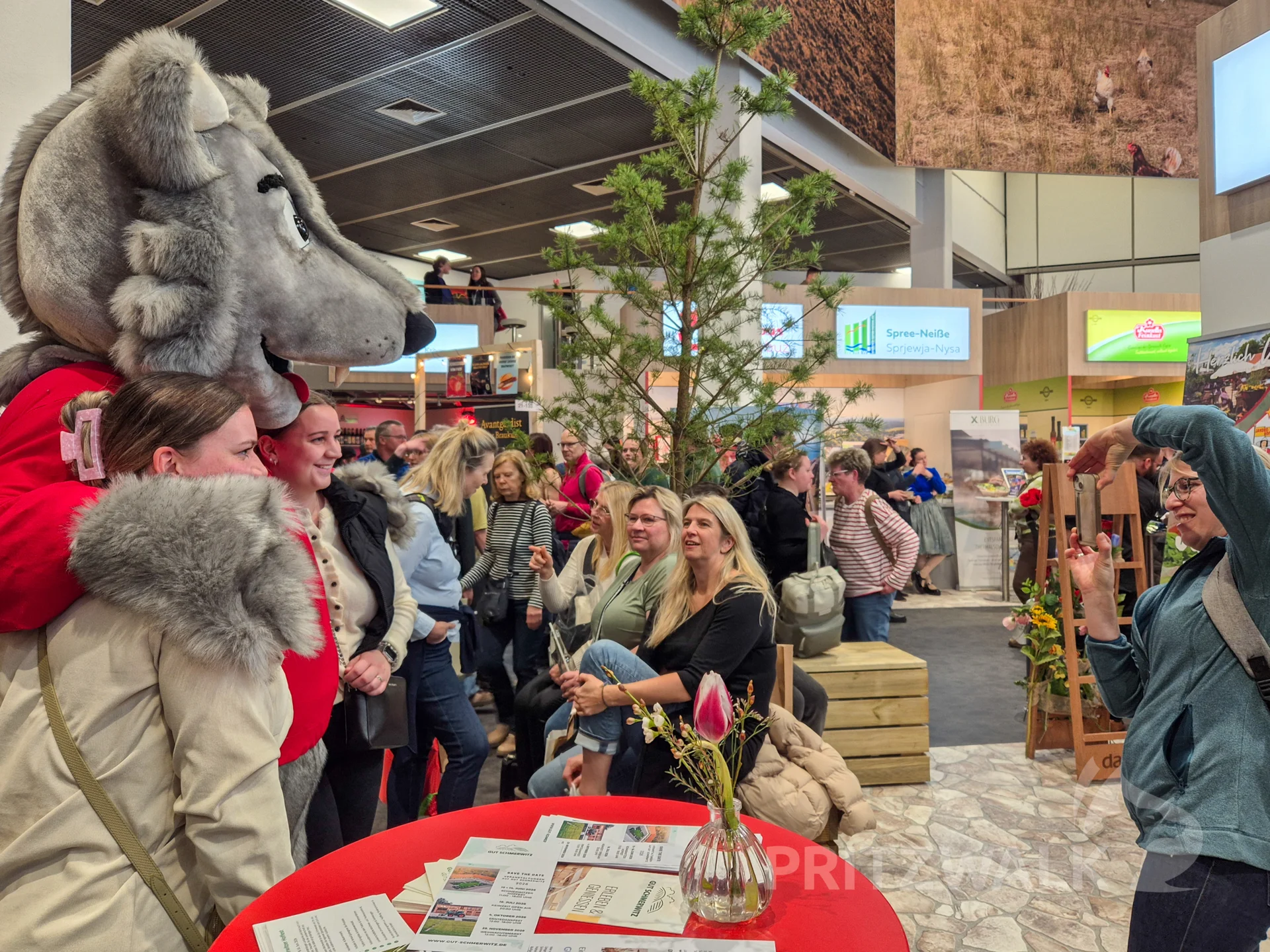 Fotoshooting mit Maskottchen. Foto: Stadt Pritzwalk