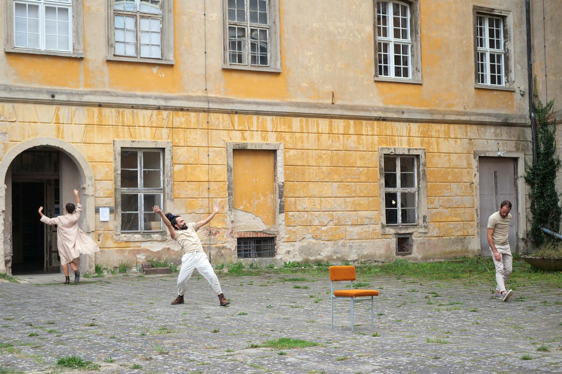 "Whiteboard Lieberose": Eine visuelle Tanzperformance. Foto: Ingrid Hoberg