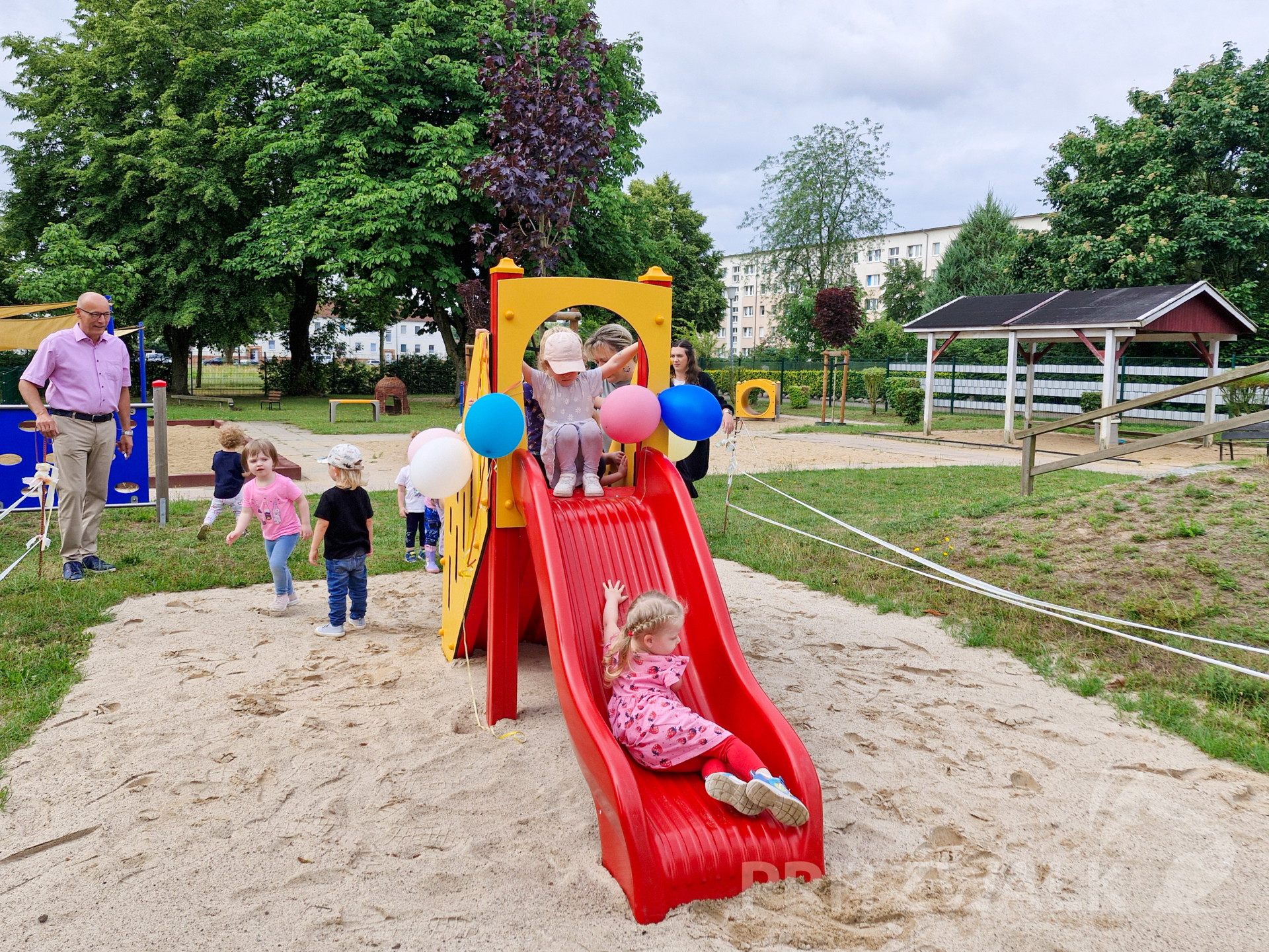 Nach der Übergabe wurde die neue Rutsche sofort in Beschlag genommen. Foto: Stadt Pritzwalk