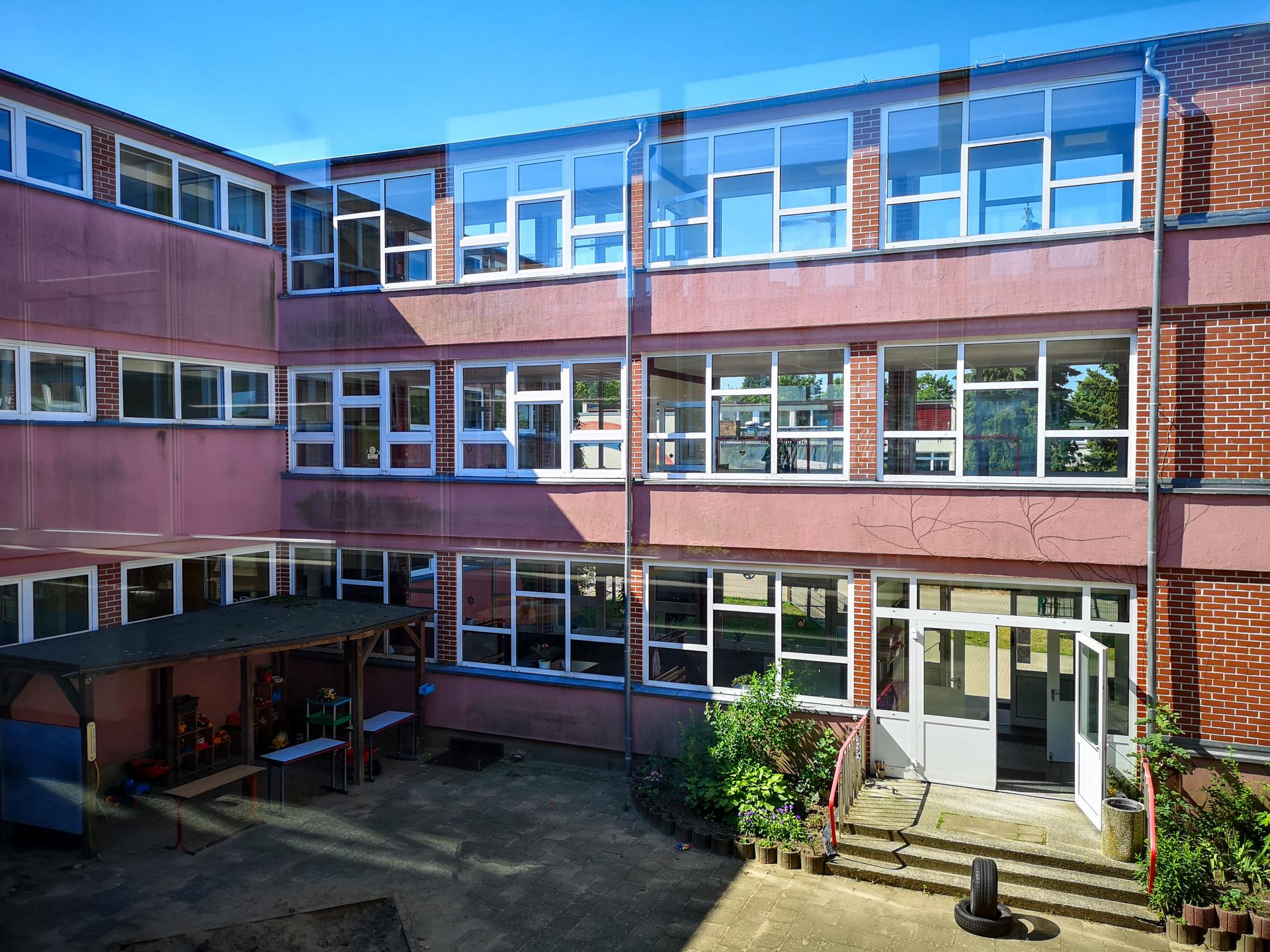 Die Jahnschule vor dem Beginn des ersten Bauabschnittes im Sommer 2019. Die Fenster wurden dann getauscht. Foto: Beate Vogel