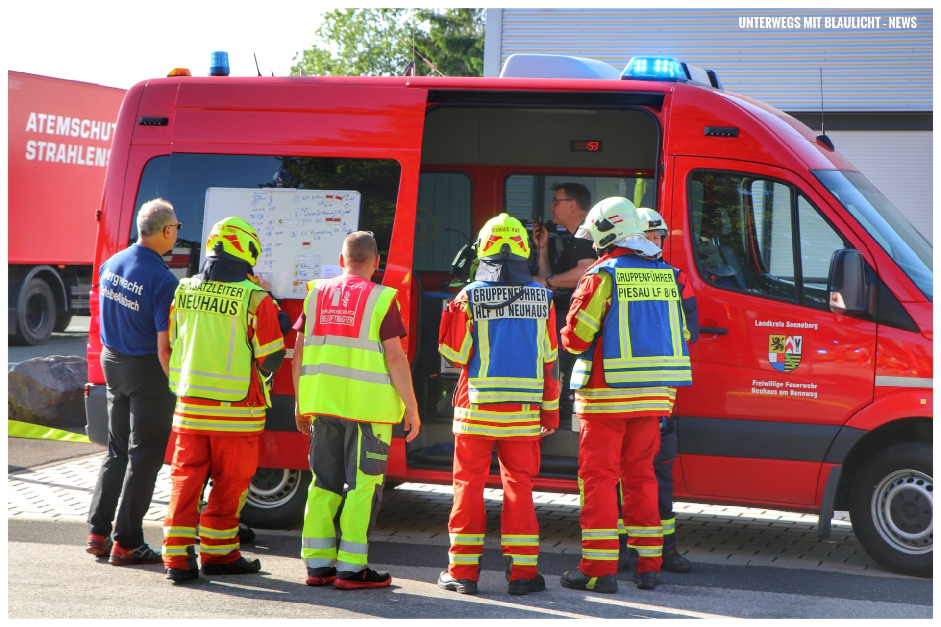 Beratung am Einsatzleitwagen
