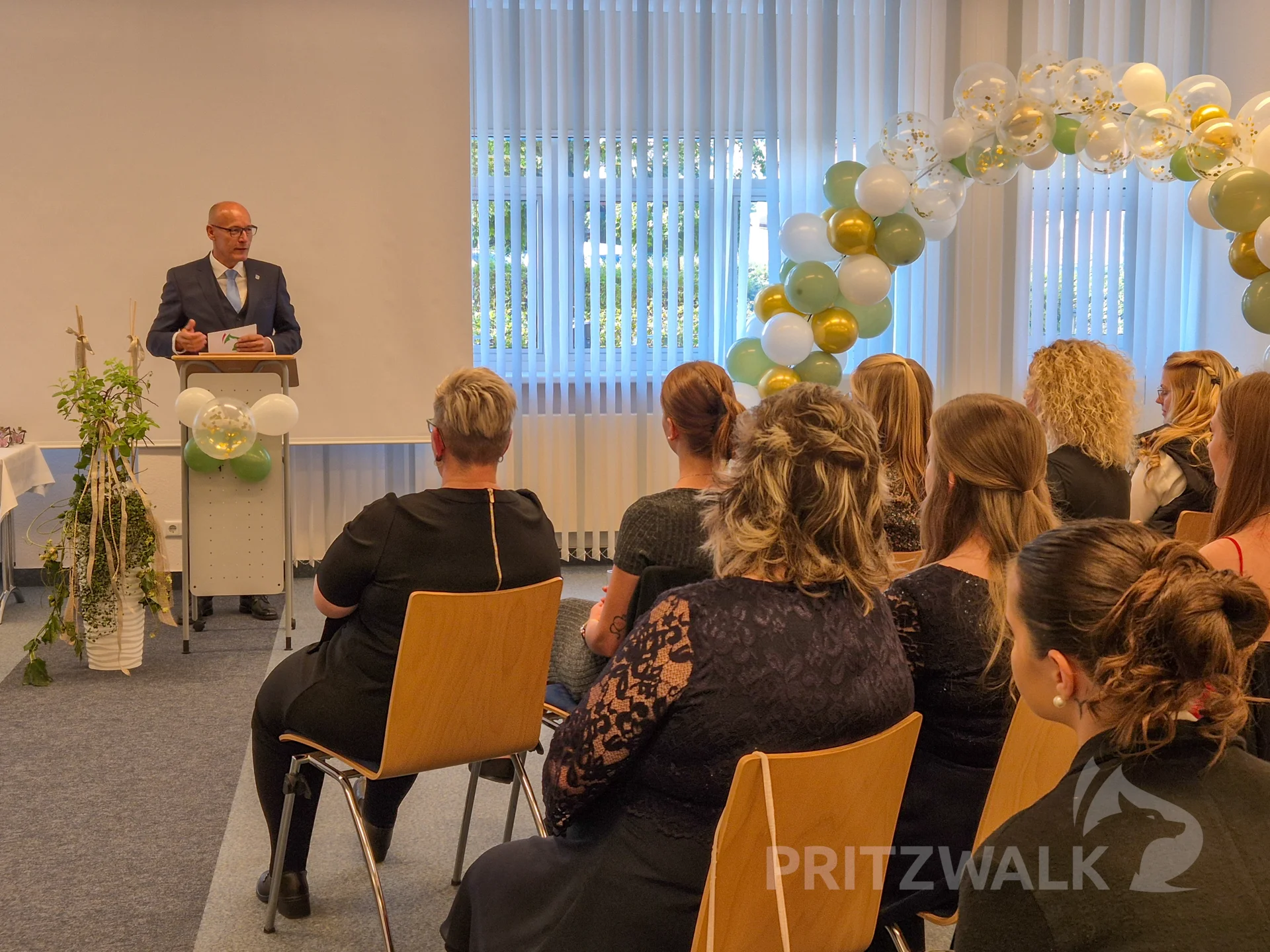 -	Bürgermeister Dr. Ronald Thiel würdigte während der Abschlussfei-er den Pflegeberuf. Foto: Stadt Pritzwalk