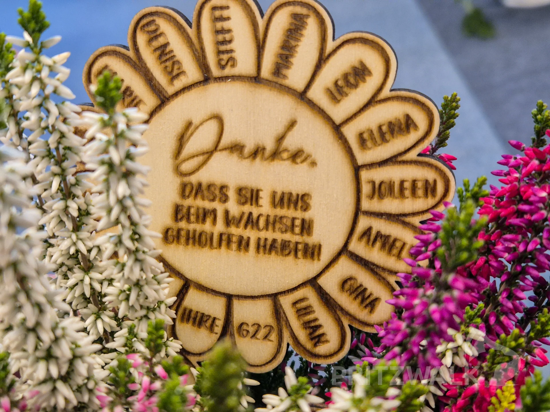 Mit liebevoll hergestellten geschenken verabschiedeten sich die Absolventen von ihren Ausbildern. Foto: Stadt Pritzwalk