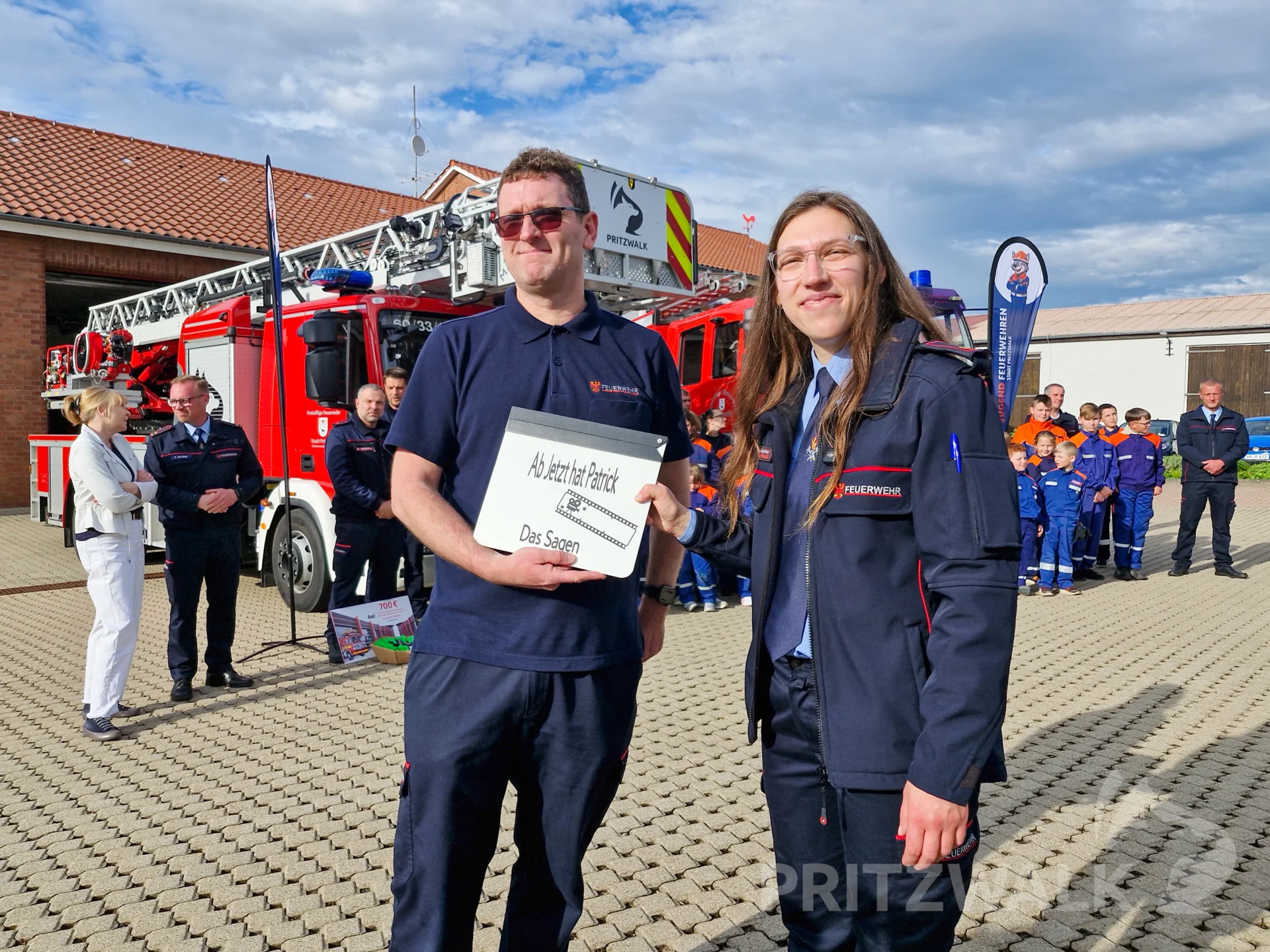 Feuerwehrmann Patrick Fenske erhielt als Dankeschön für seine Unterstützung bei den Dreharbeiten für das Osterhasenvideo eine Film-Klappe. Foto: Stadt Pritzwalk