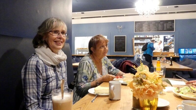 Die Teilnehmer des Ausflugs sitzen nach der Führung im Café des Kieler Opernhauses.