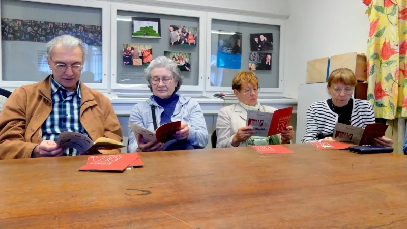 Die Mitglieder des Freundeskreises sehen sich alte Programmhefte aus dem Theaterarchiv an.