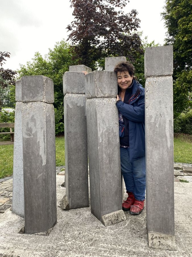 Isabelle Mindus umarmte die Stele ihrer Urgroßmutter Geertje Mindus, geborene de Levie.