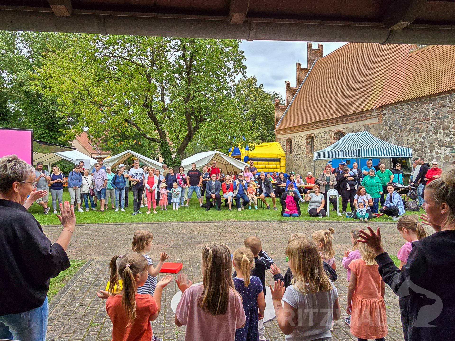 Die Kinder aus der Kita Storchennest bekamen für ihre Lieder viel Aüülaus. Foto Franziska Liebing