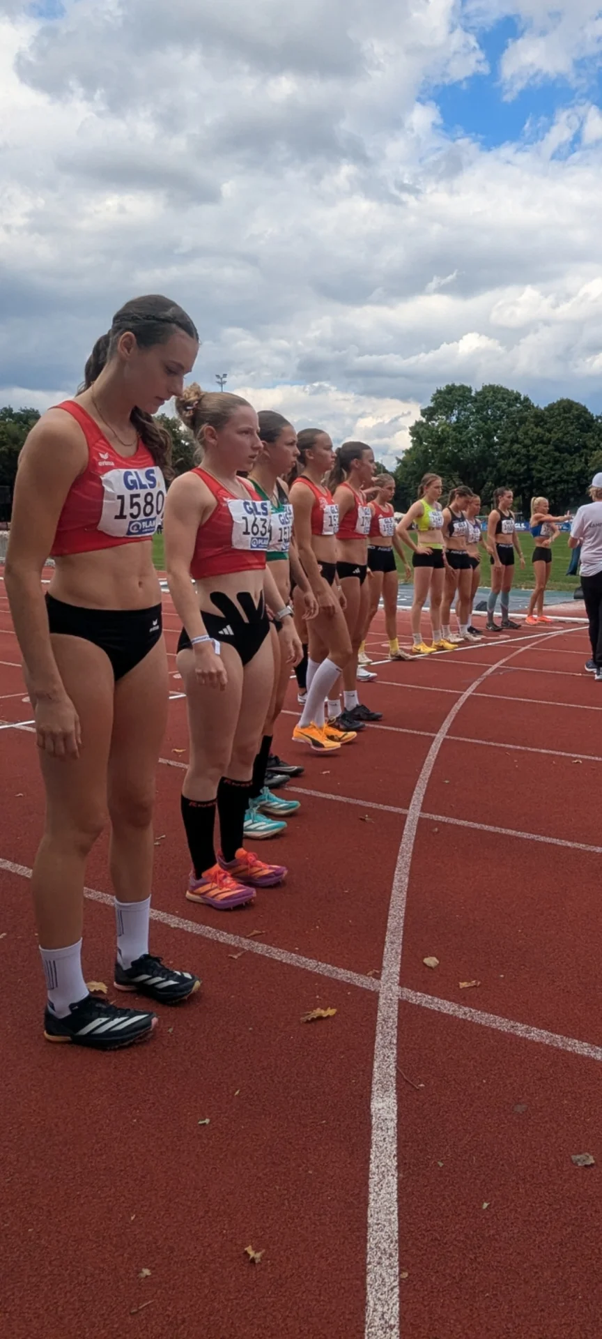 Lena (vorn, links) kurz vor dem Start des finalen 800m Laufes im Siebenkampf.