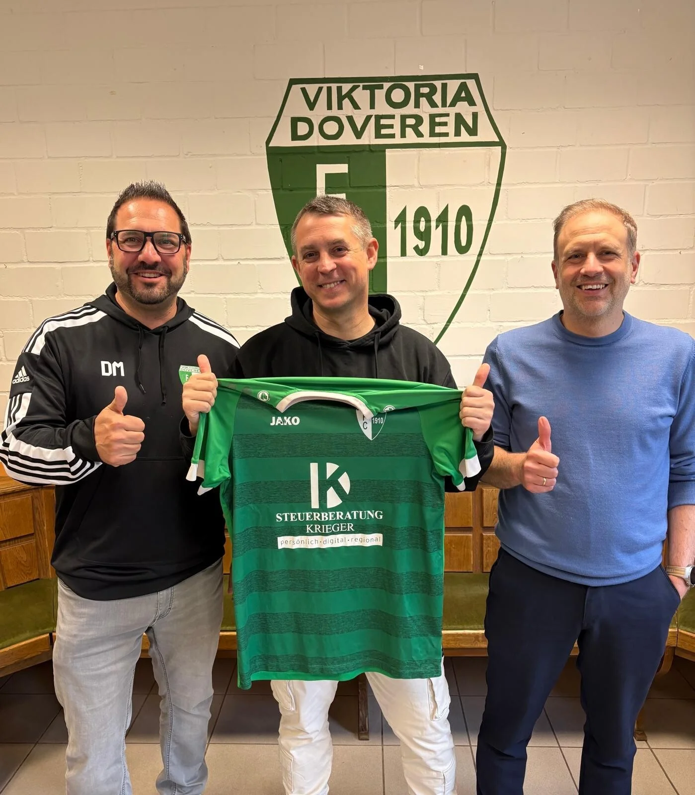 Strahlen um die Wette: Der neue Chefcoach Thorsten Berg umringt von Geschäftsführer Daniel "Quappo" Marcos (l.) und Co-Trainer Dennis Krieger.