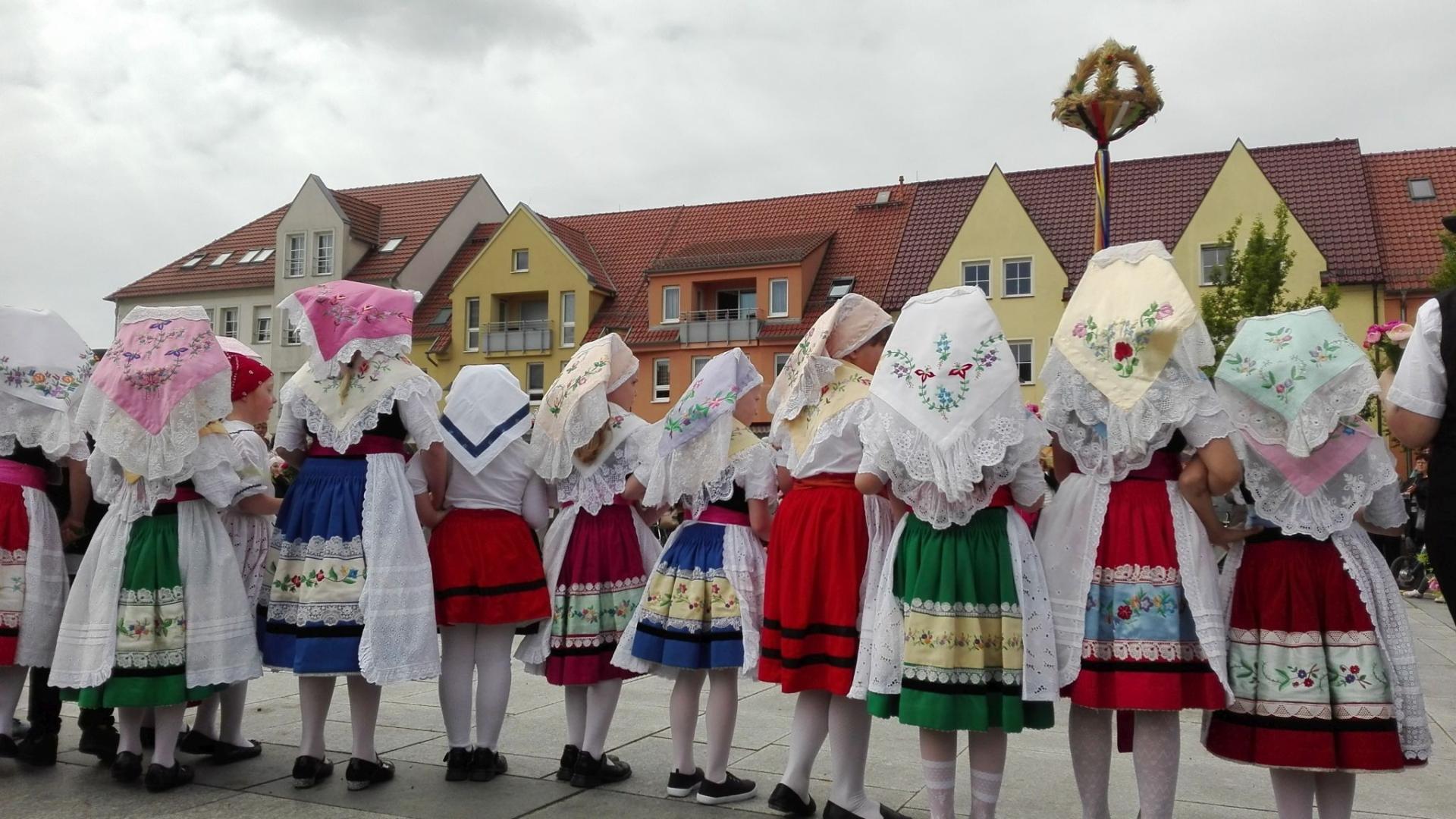 Ob Tänze und Lieder, Maibaumstellen und Vogelhochzeit - sorbische Bräuche sind in den Kitas im Südkreis verbreitet. Foto. Dörthe Ziemer
