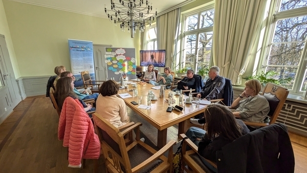 Vertreterinnen und Vertreter örtlicher Jugendeinrichtungen beraten zusammen mit Expertinnen und Experten aus der demokratiepädagogischen Jugendarbeit aus ganz Schleswig-Holstein über neue Konzepte für Lern- und Erfahrungsprojekte zu 'Demokratieskepsis' im Ratzeburger Rathaus.
