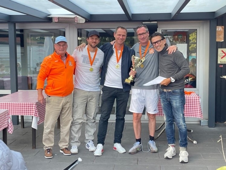 Sportwart hartmut mit dem Siegerteam Fabi, Andi und Ronny sowie Initiator Tom (v.l)