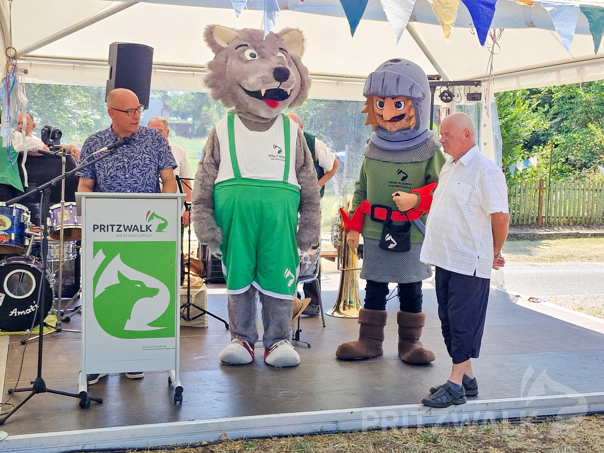 Die Stadtmaskottchen Willy Wolf und Räuber heine Klemens waren dabei. Foto: Stadt Pritzwalk